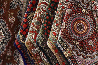 جشنواره فروش به رونق بازار فرش دستباف کمک می کند.
