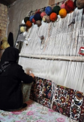 تولید 675 متر مربع فرش دستباف توسط مددجویان بافنده سمنانی